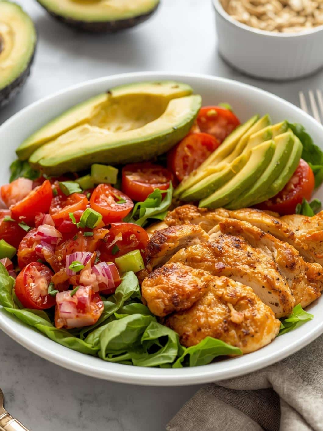 Chicken & Avocado BLT Salad: A Healthy & Flavorful Meal